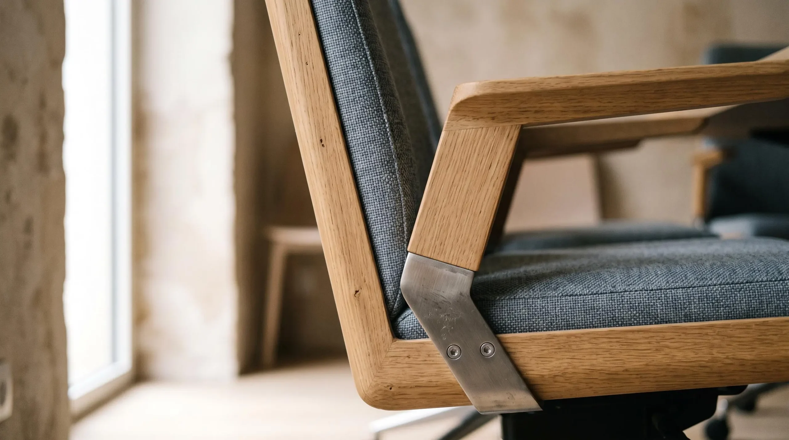Détail de chaises ergonomiques de salle de réunion montrant les matériaux bois et textile